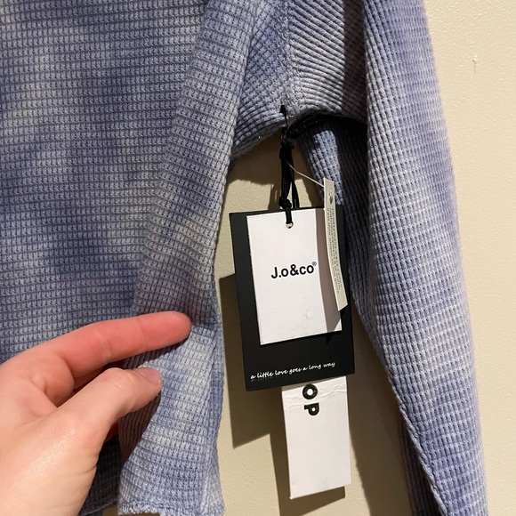 J.o &Co Crop Top - Picture 2 of 5